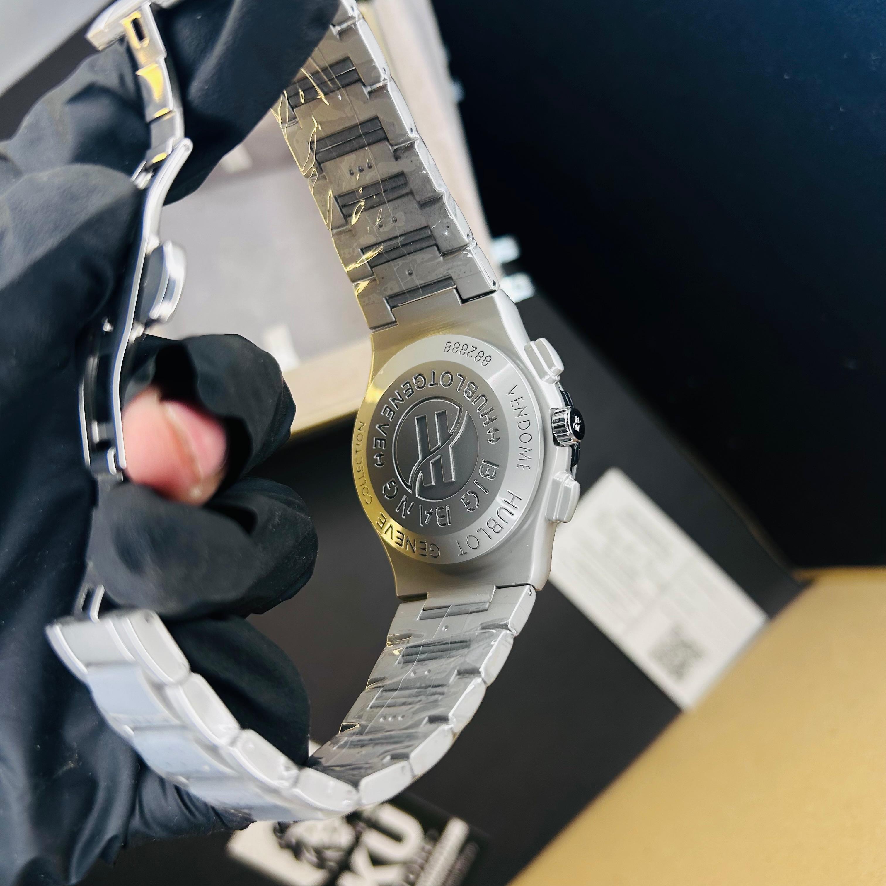 HB Men’s Classic Silver Dial Premium Chain Watch